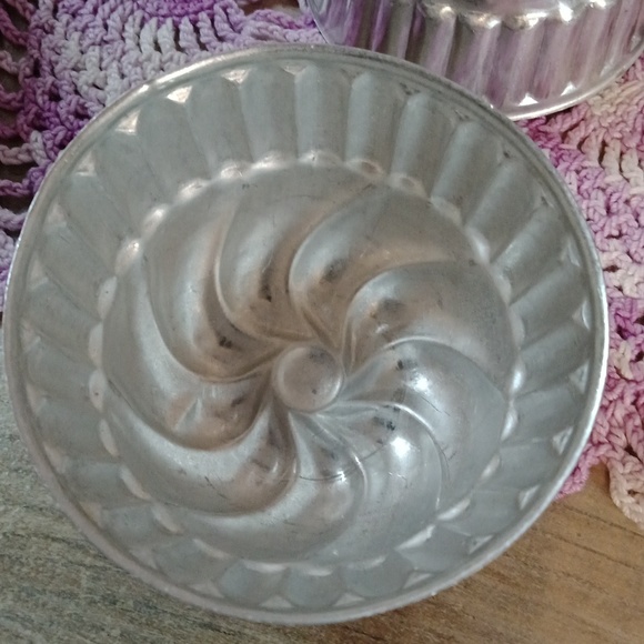 12  Vintage Tin & Aluminum Fluted Metal Molds ( 1930's on) - Picture 4 of 6